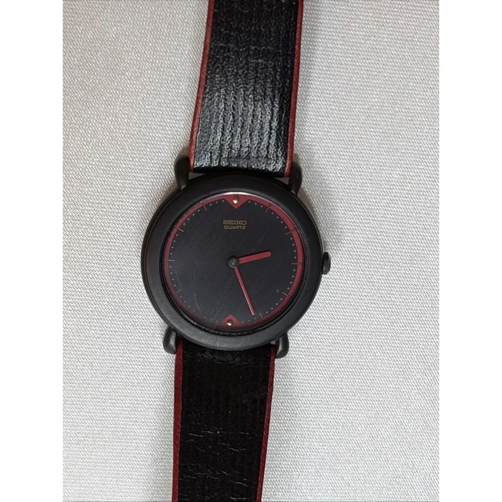Vintage Seiko Ladies Watch in Slim Black *Case Black Leather Band Needs‎ Battery